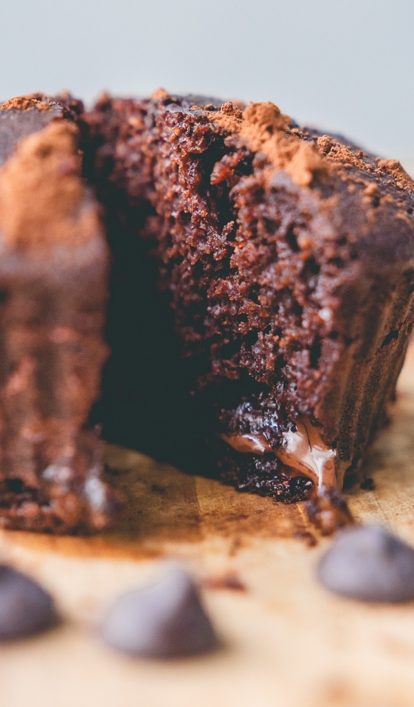 Шоколадный кекс на столе 