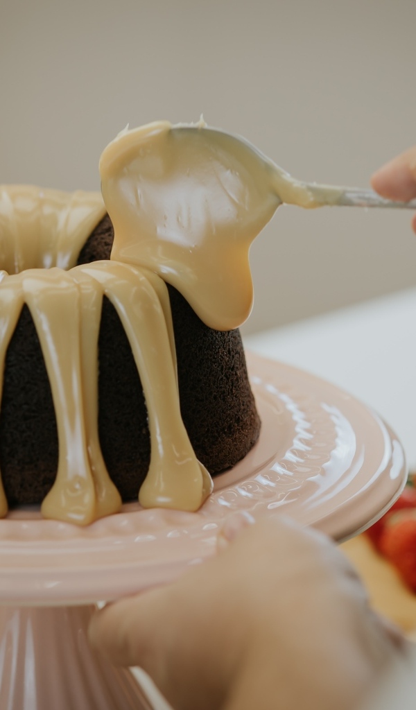 Шоколадный кекс с кремом на тарелке