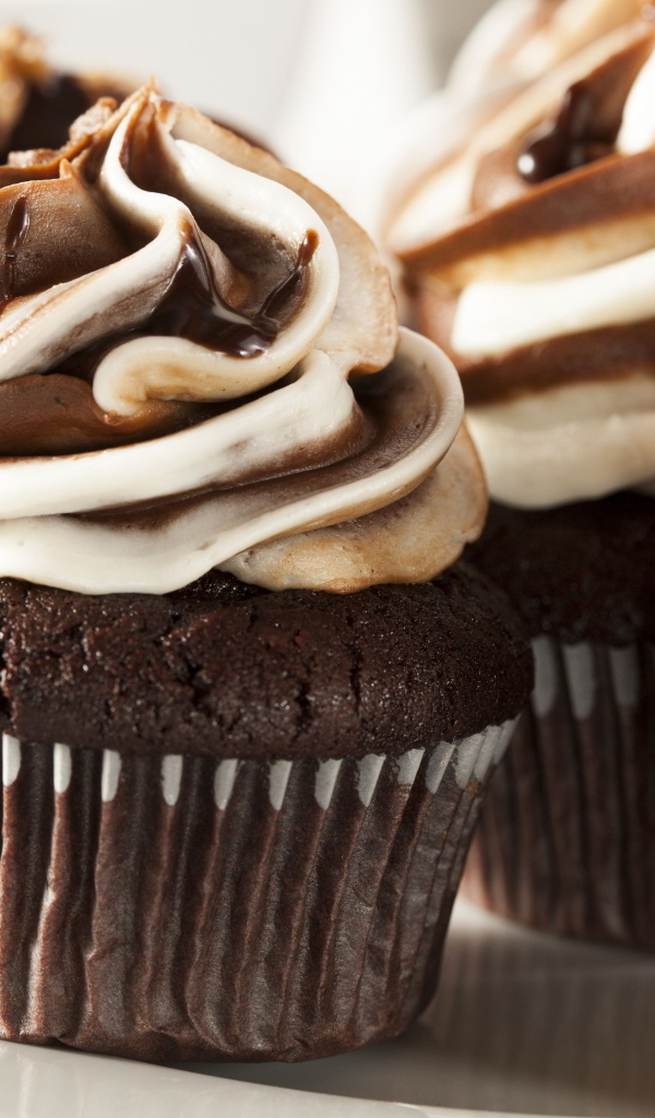 Шоколадные кексы  с кремом крупным планом