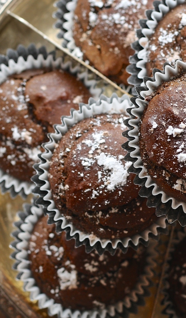 Шоколадные кексы с сахарной пудрой
