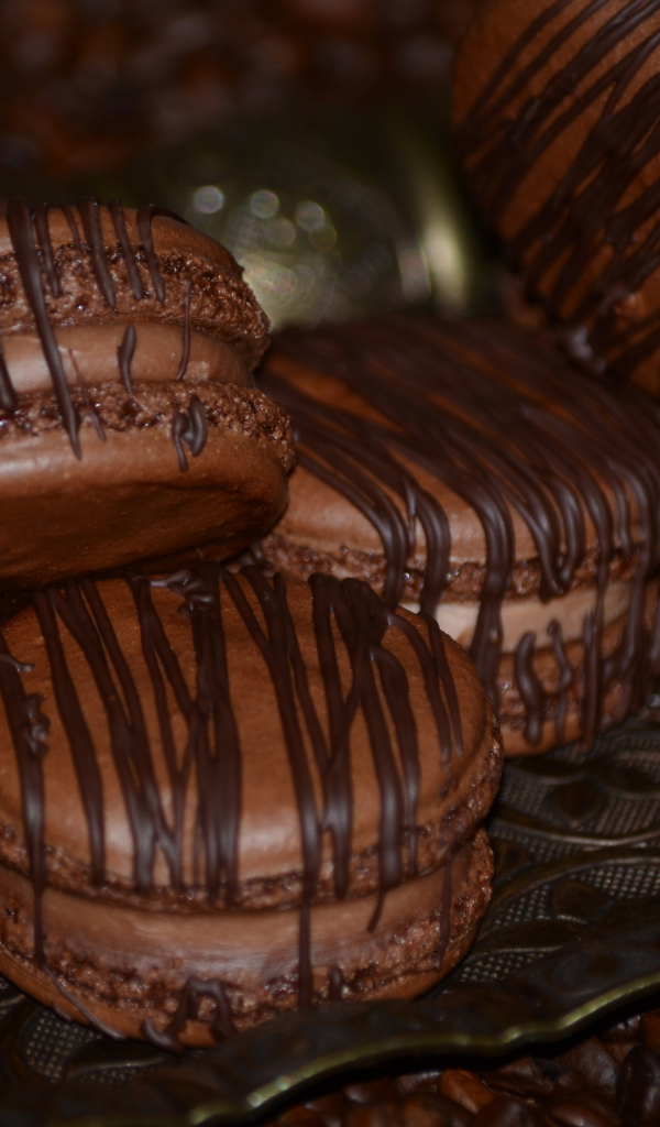 Шоколадное печенье макарон на столе