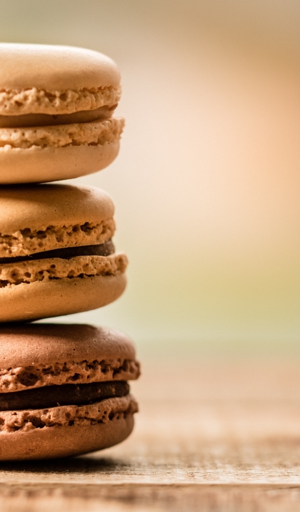 Шоколадное печенье макарун на столе