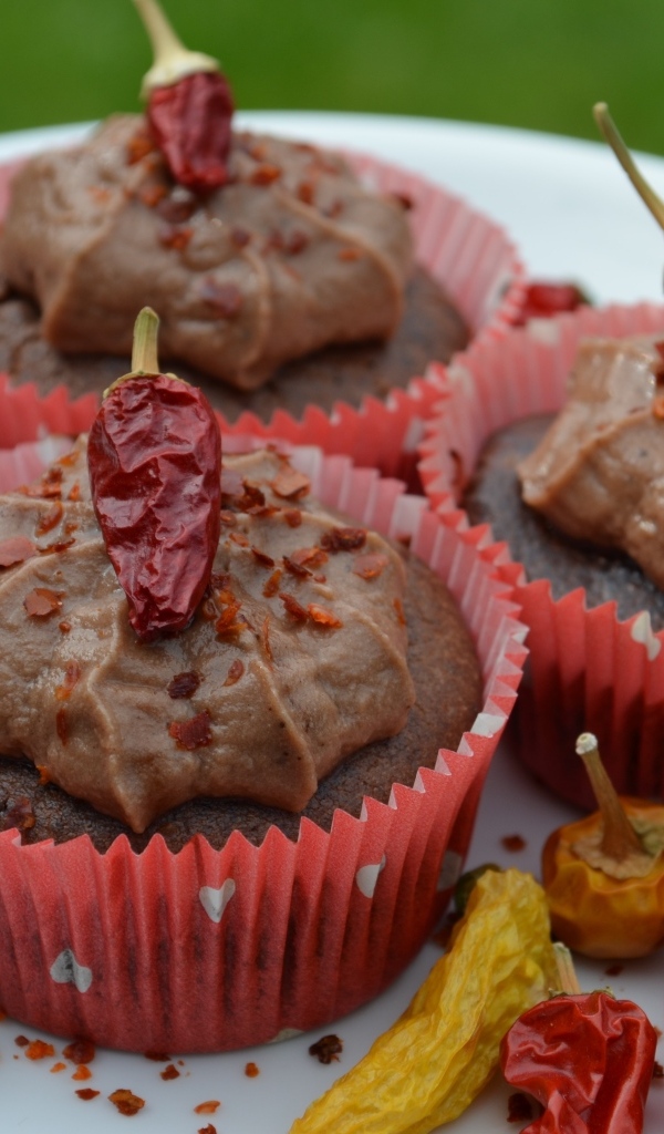 Шоколадный кекс с кремом и острым перцем