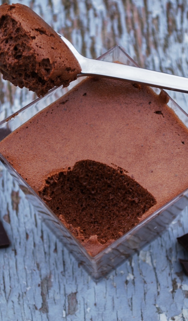 Шоколадный пудинг с ложкой на столе