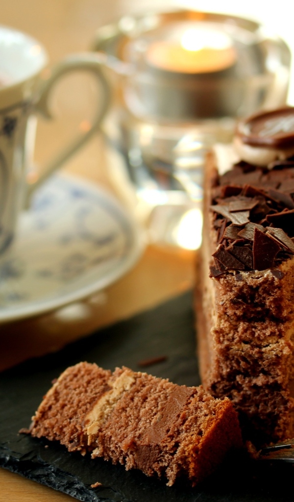 Кофе и кусок торта на столе