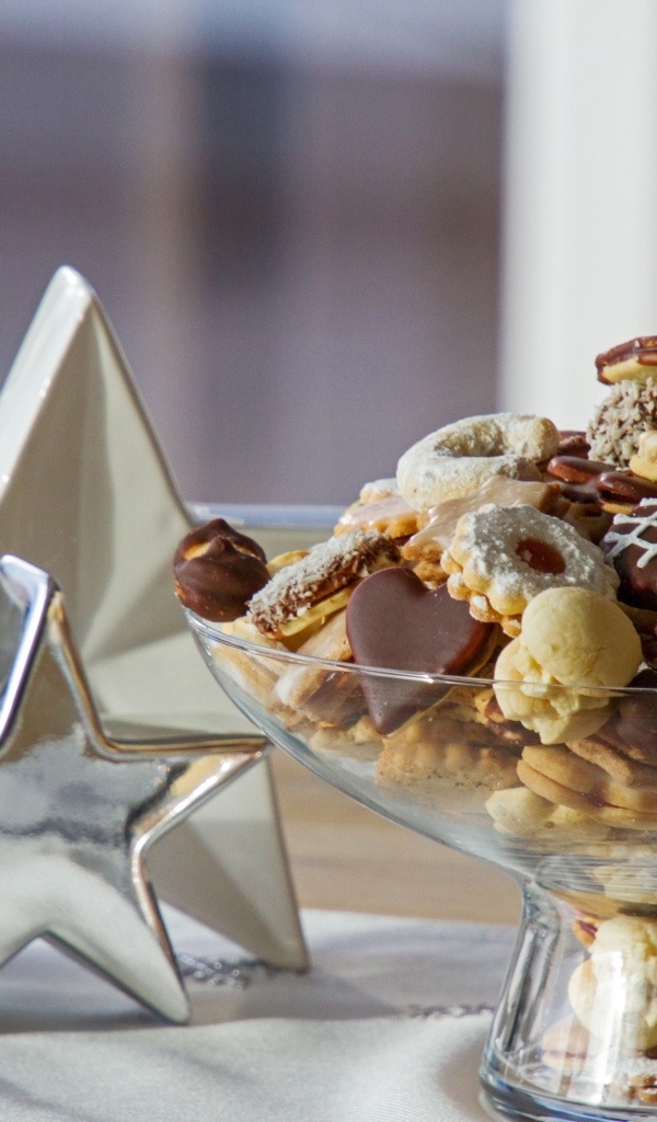 Печенье в вазе на столе со звездами