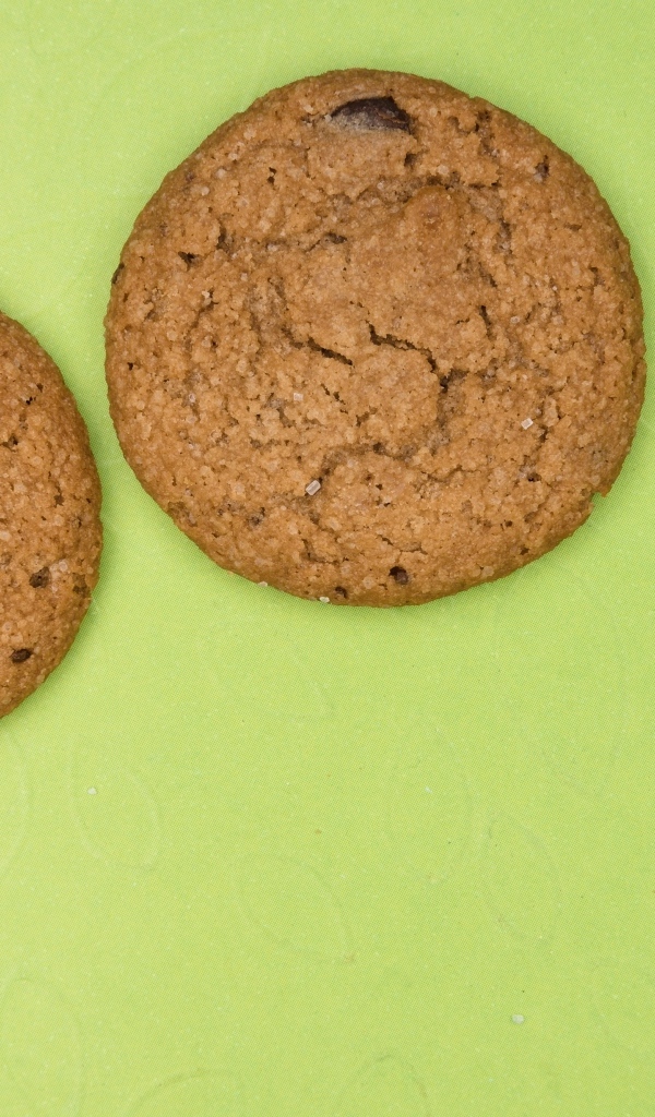 Печенье на зеленом фоне