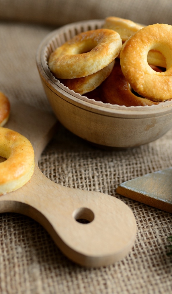 Печенье на столе с шишкой и еловой веткой