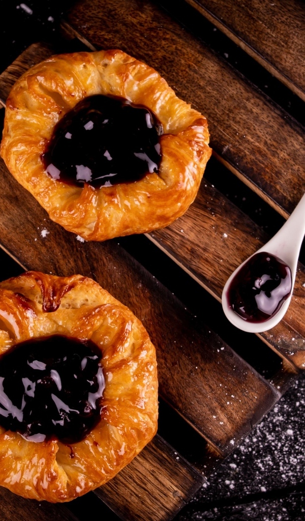 Печенье с джемом на деревянной доске