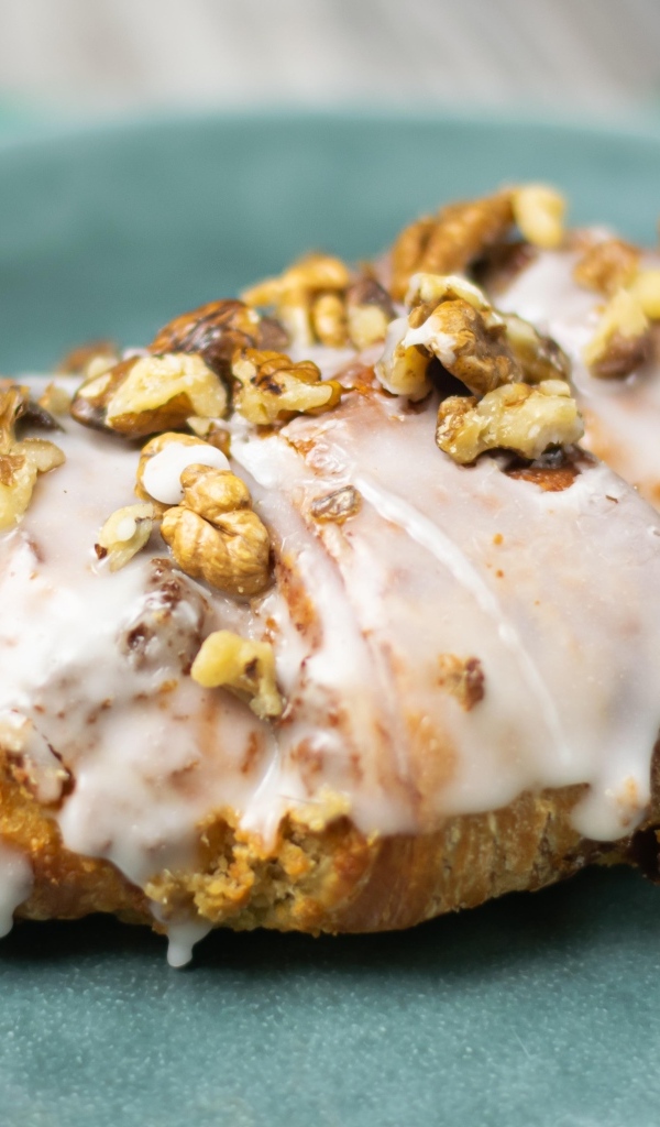 Круассан в глазури с орехами