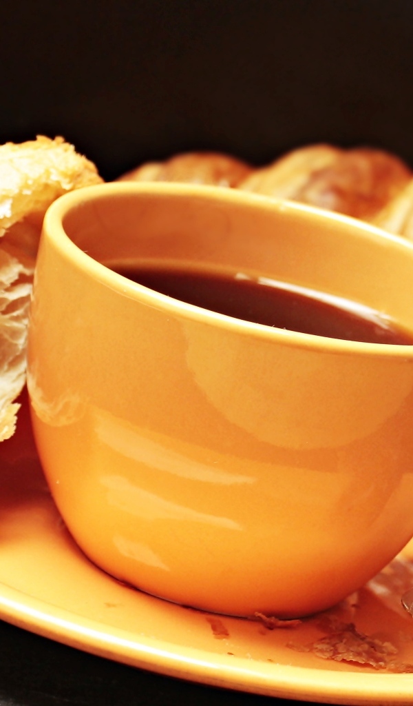 Чашка кофе на тарелке с круассанами