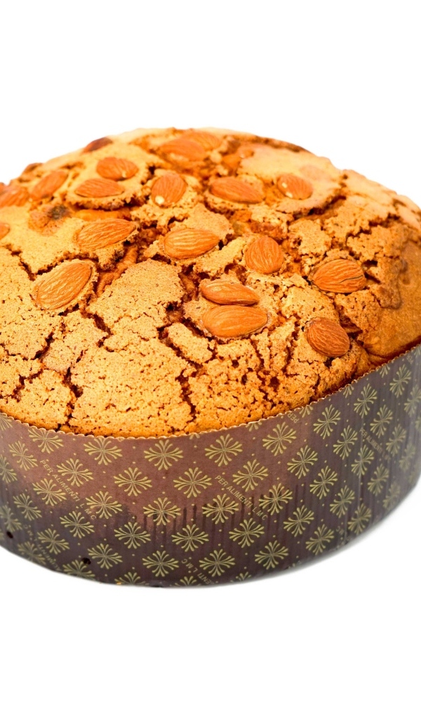 Кекс с миндальными орехами на белом фоне