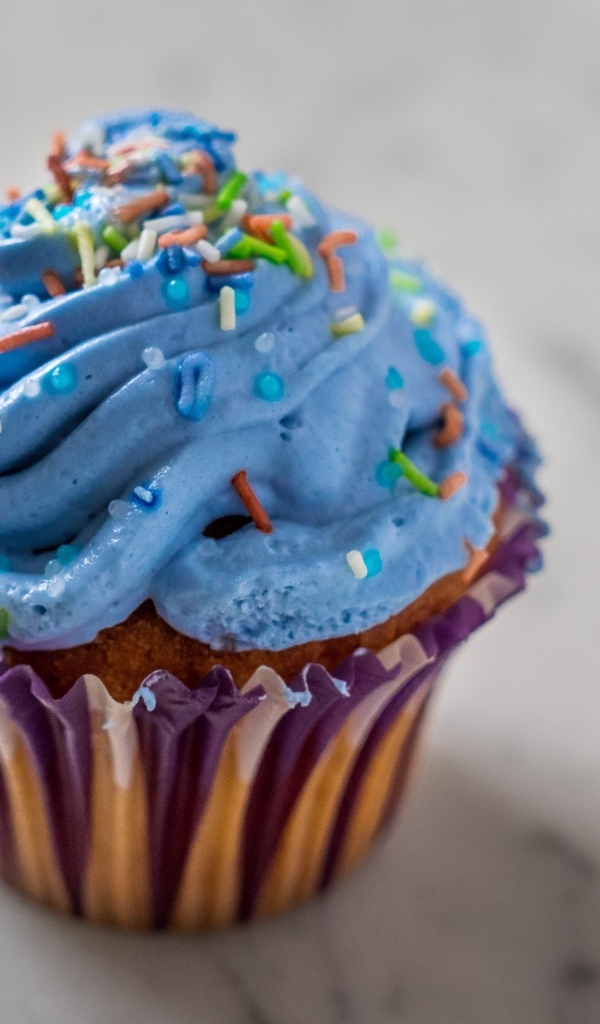 Капкейк с голубым кремом крупным планом