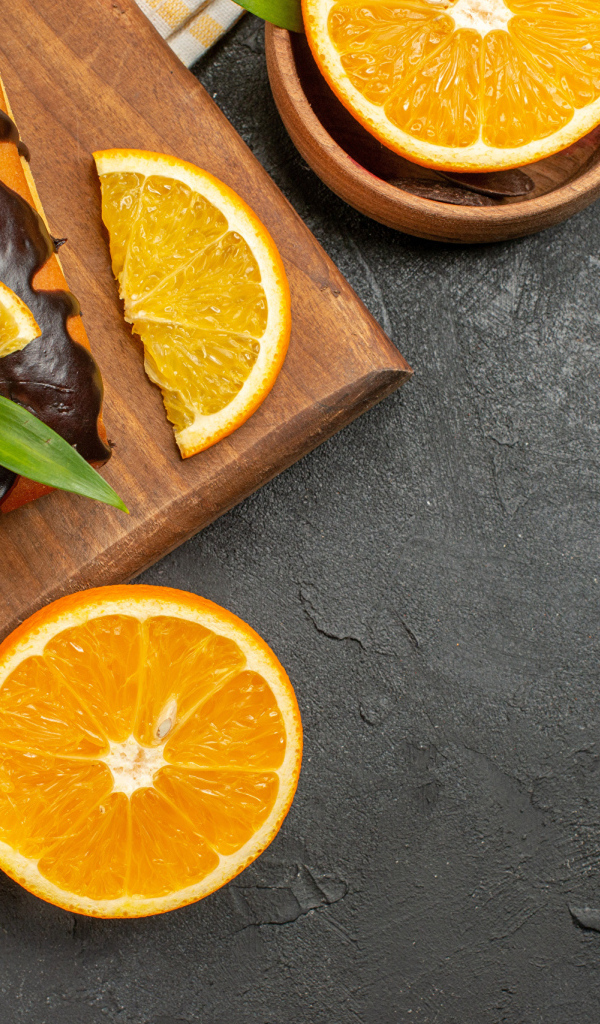 Кекс с шоколадом и апельсинами на доске