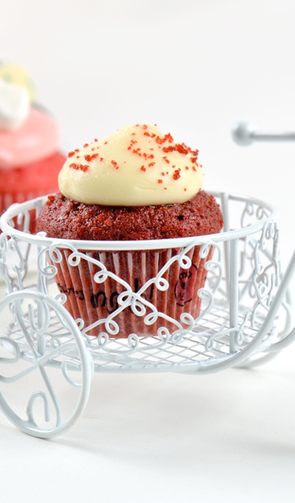 Кекс с кремом с игрушечным велосипедом