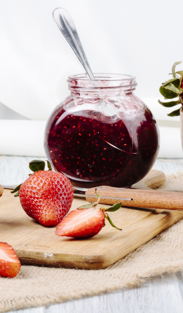 Кекс со свежей клубникой и джемом на столе