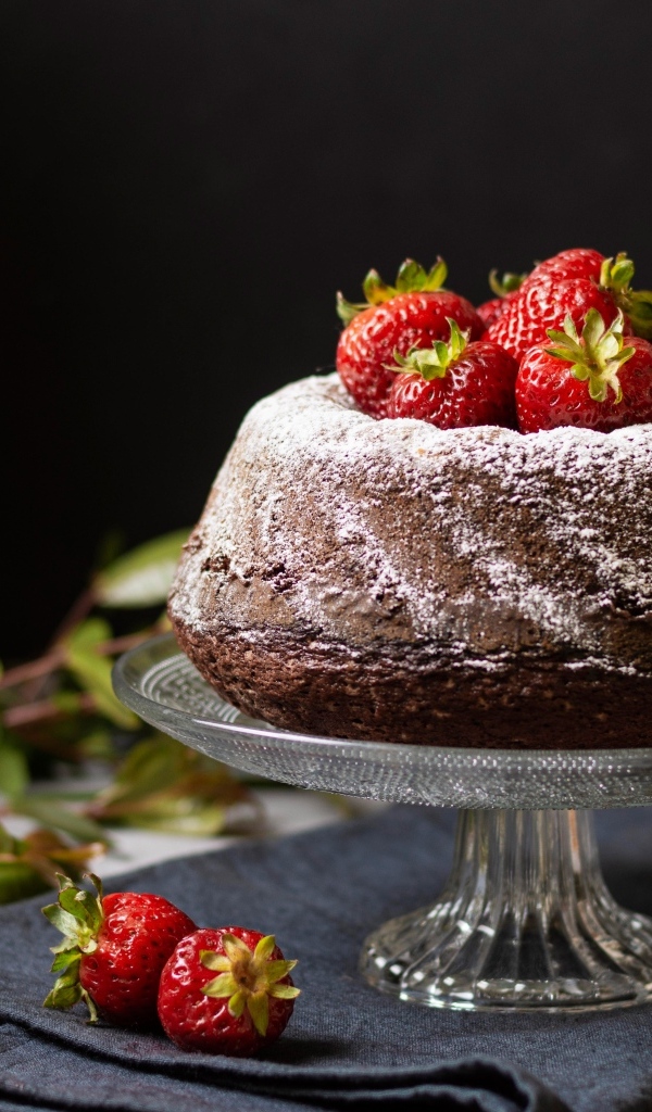 Кекс с сахарной пудрой и ягодами клубники 