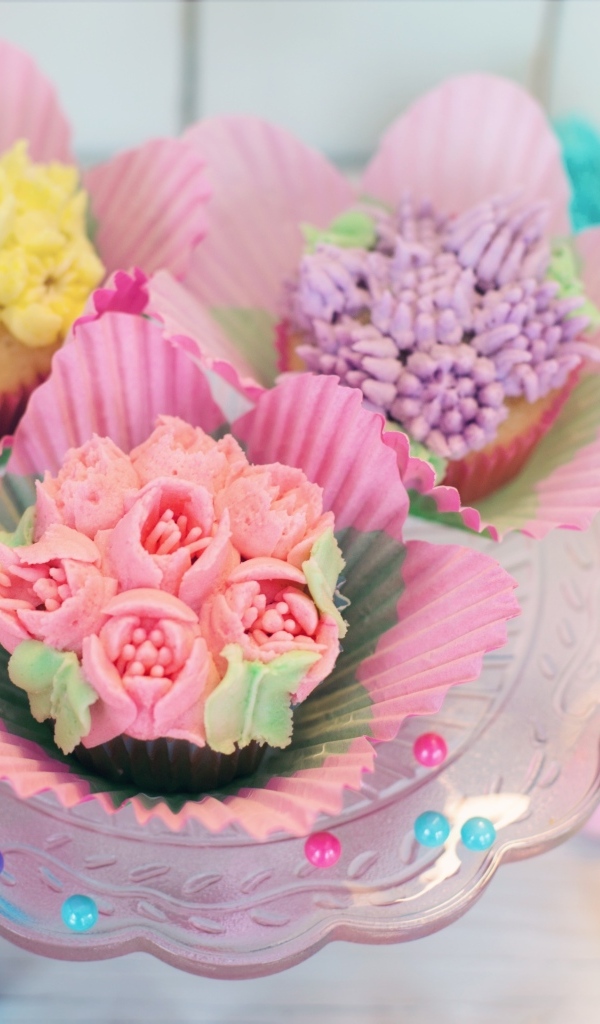Капкейки украшены цветами из крема