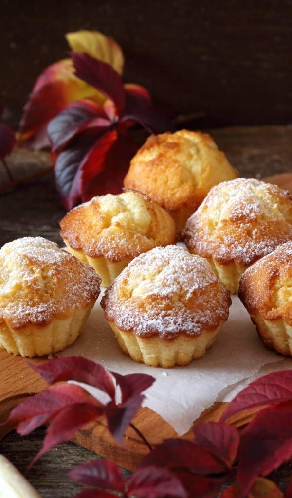 Кексы на столе с кофе и листьями