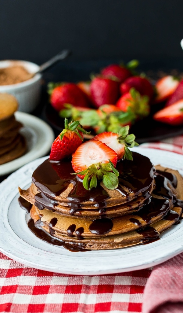 Капкейки с шоколадным топпингом и ягодами клубники