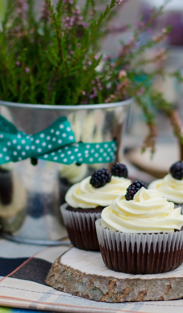 Капкейки с кремом и ягодами ежевики