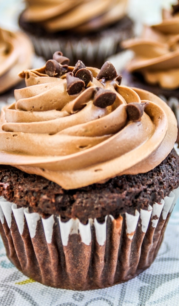 Капкейки с кремом и шоколадной крошкой