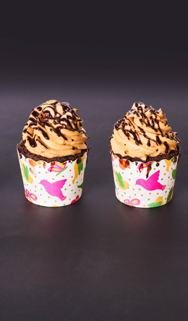 Кексы с кремом на сером столе