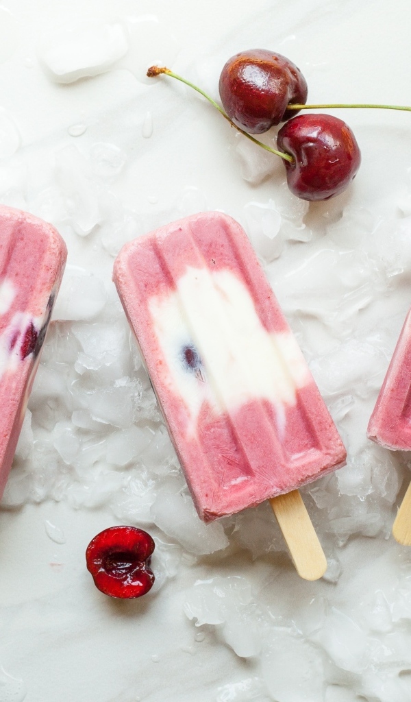 Вкусное мороженое на палочке с ягодами черешни