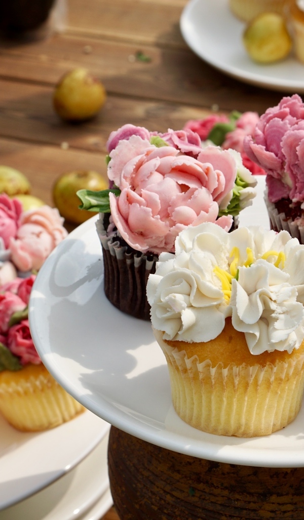 Аппетитные маффины с кремовыми цветами