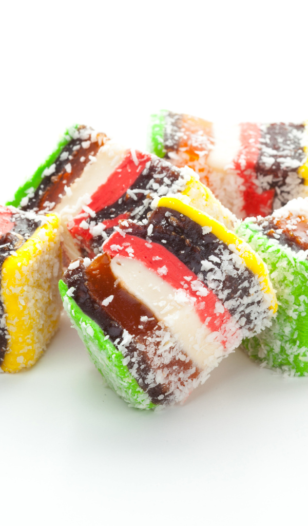 Вкусная восточная сладость рахат лукум на белом фоне