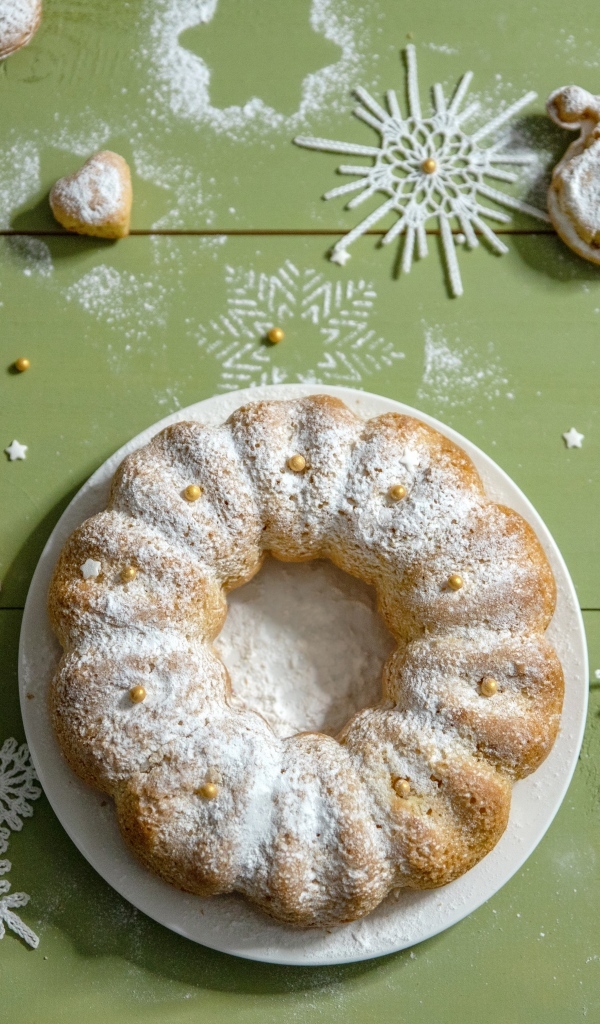 Вкусный сладкий рождественский кекс с сахарной пудрой