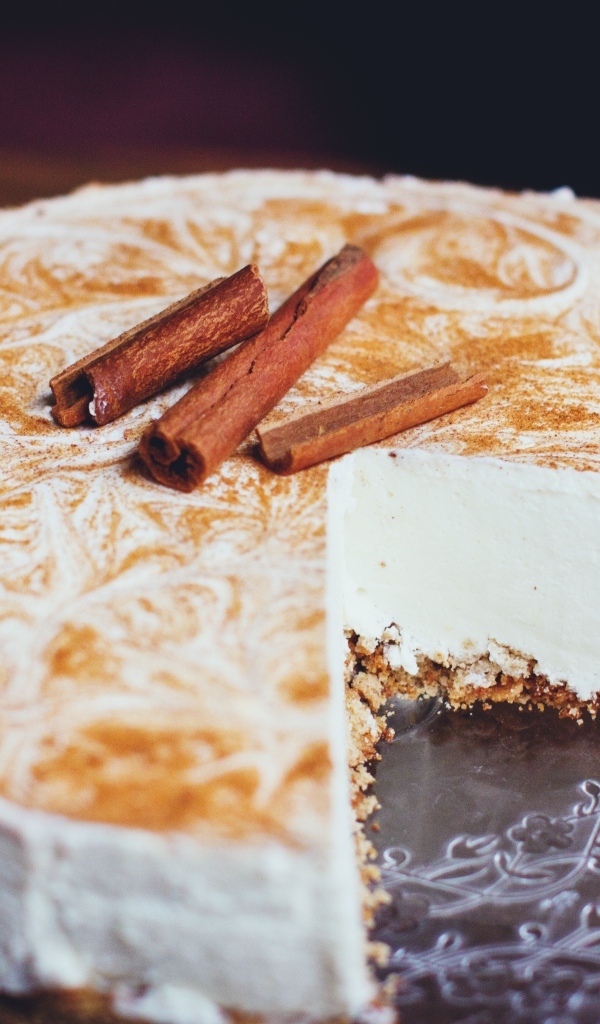 Вкусный сладкий торт с корицей