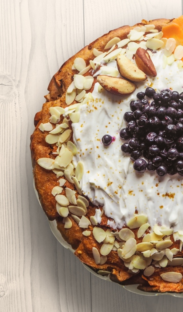 Вкусный сладкий пирог с орехами и ягодами черники