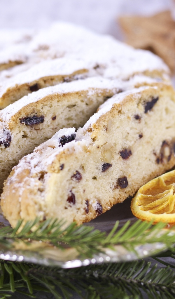 Вкусный сладкий рождественский кекс с еловыми ветками