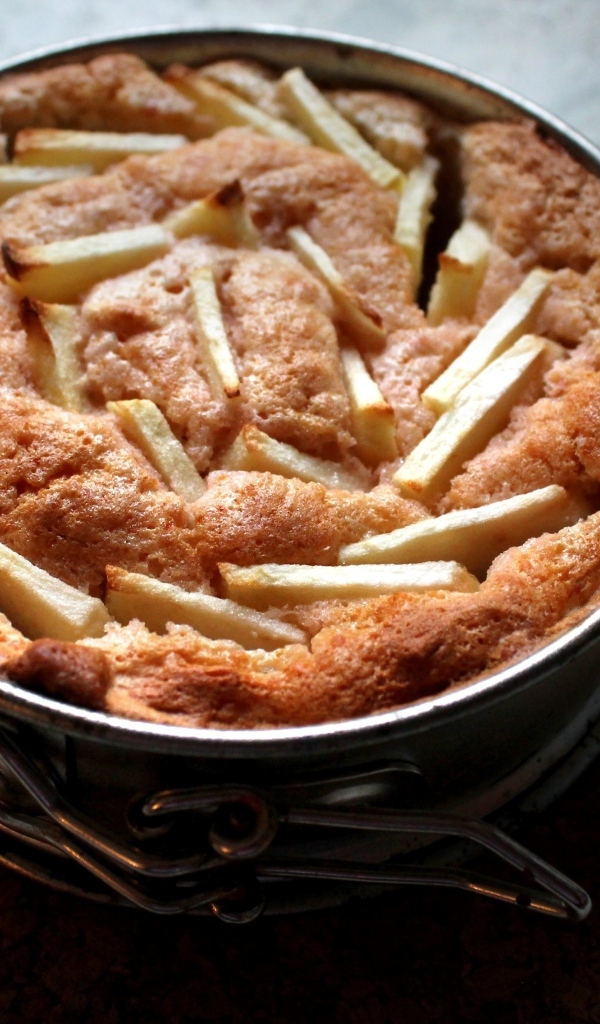 Вкусный сладкий свежий пирог с яблоками 