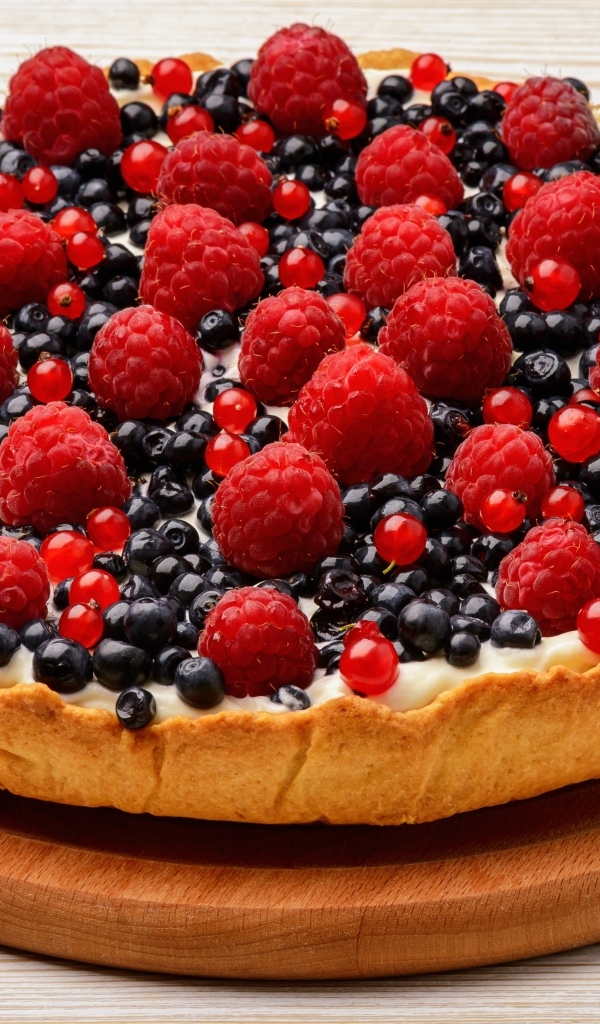 Вкусный сладкий пирог с ягодами черники и малины