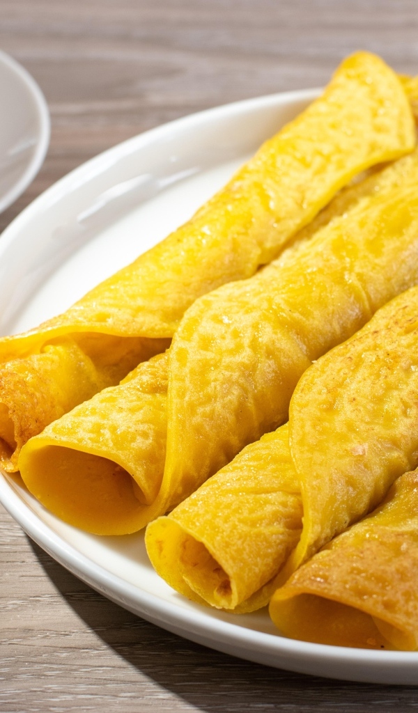 Вкусные сладкие трубочки с чаем на столе