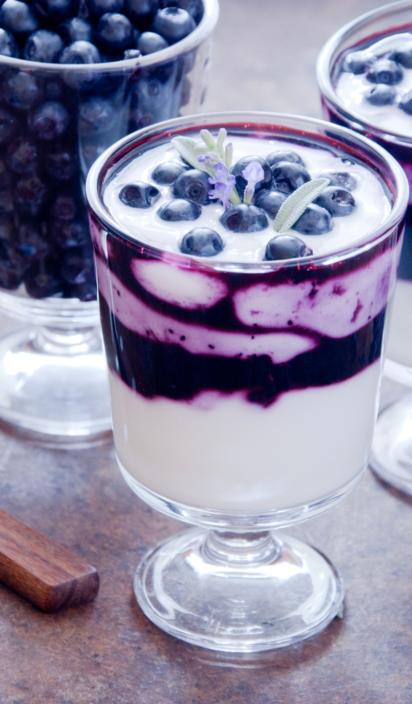 Десерт с ягодами черники и инжиром