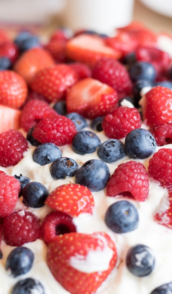 Десерт с кремом и свежими ягодами малины, клубники и черники