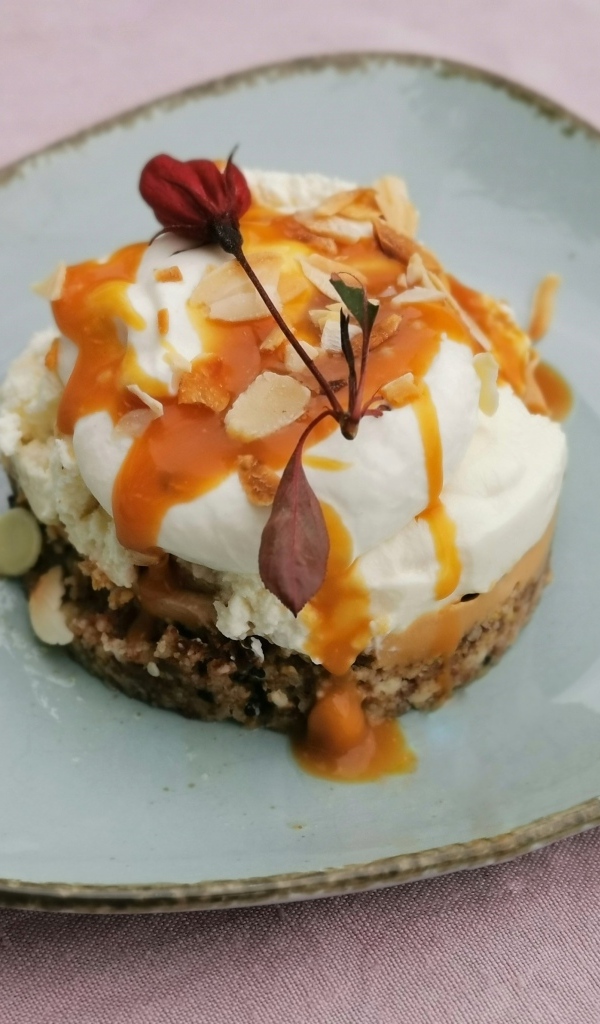 Десерт с кремом на тарелке