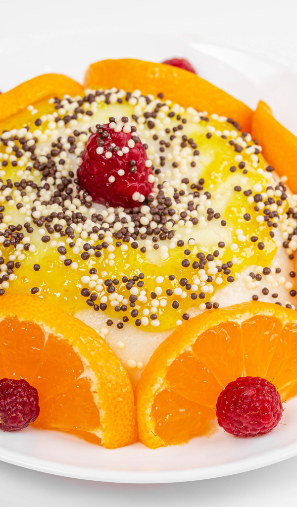 Десерт с кусочками апельсина и ягодами малины на белом фоне