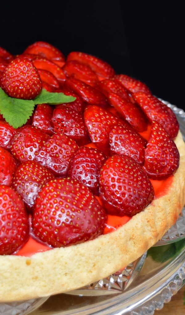 Ароматный пирог  с большими ягодами клубники