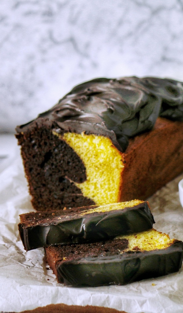 Свежий двухцветный кекс с шоколадом