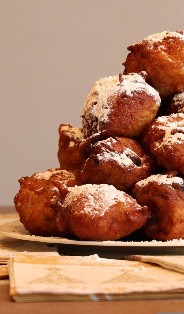 Жареные в масле пончики на столе