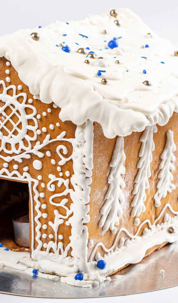 Пряничный домик на белом фоне