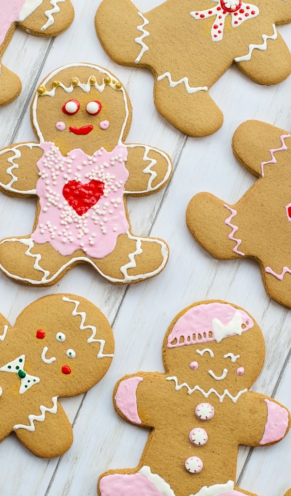 Пряники в глазури на столе