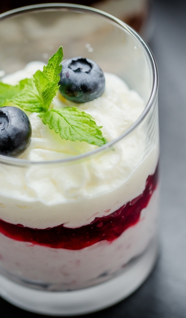 Стакан с десертом и ягодами черники