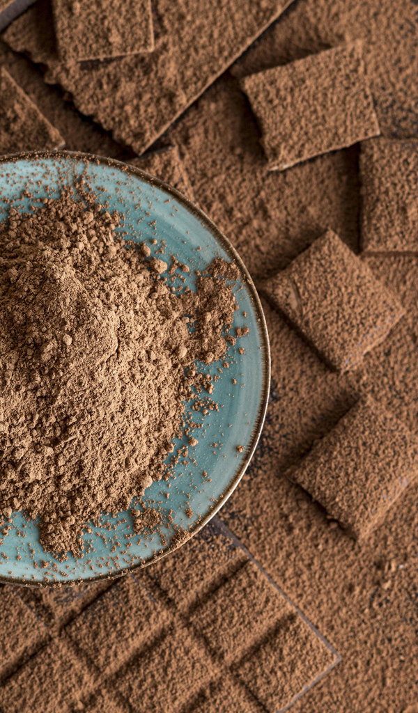 Молотый шоколад  в тарелке на столе