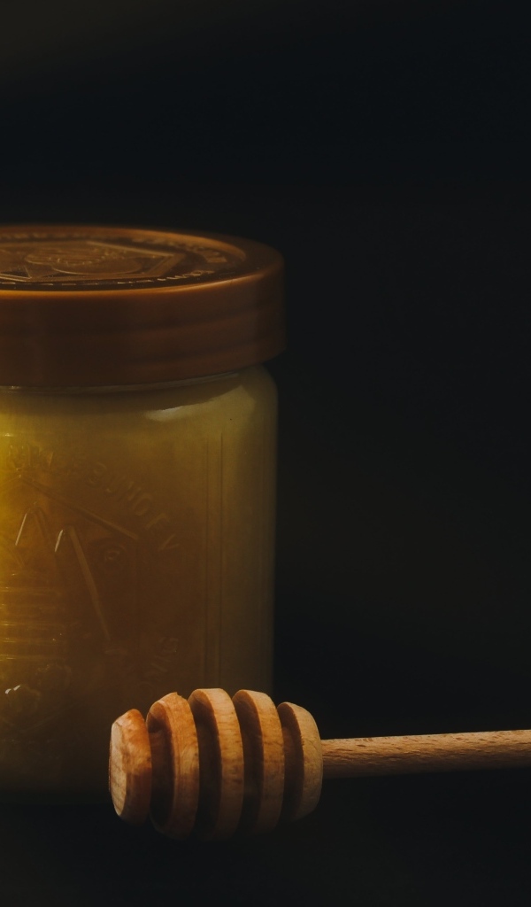 Мед в банке с деревянной ложкой