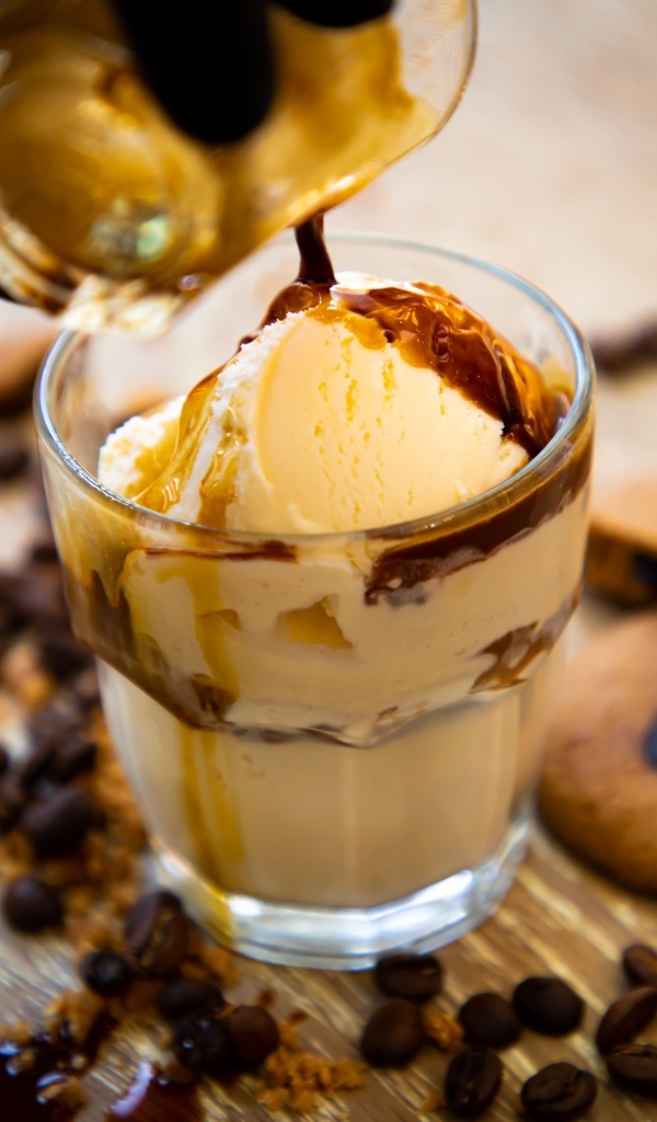 Мороженое в стакане с кофе 